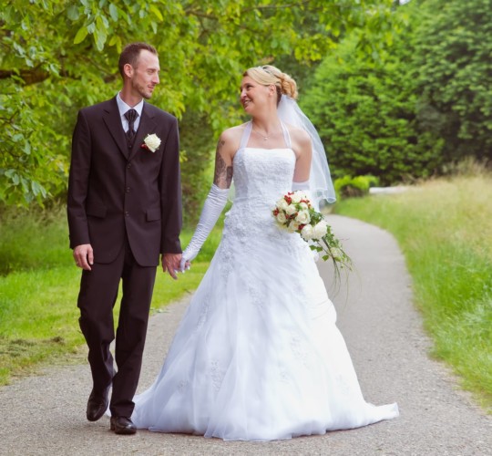 brautpaar laufen auf einem waldpfad