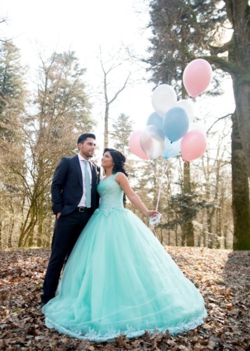 braut und bräutigam mit luftballoons im wald