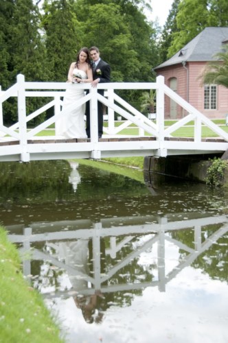 junges brautpaar auf einer brücke