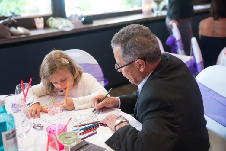 opa malt mit enkelkind bei dem empfang