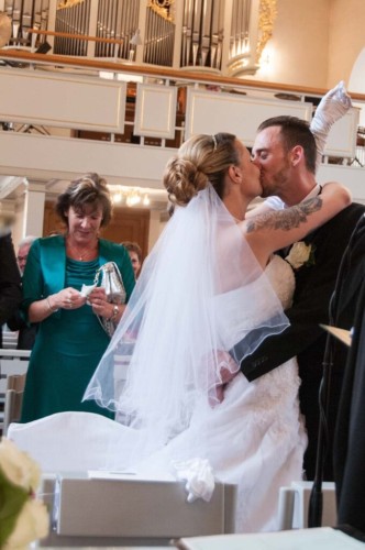 braut und braeutigam kuessen in der kirche