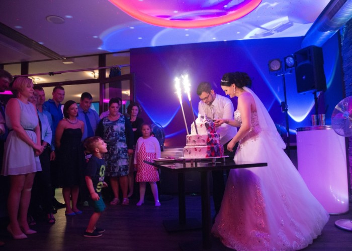 brautpaar schneiden die hochzeitstorte beim empfang