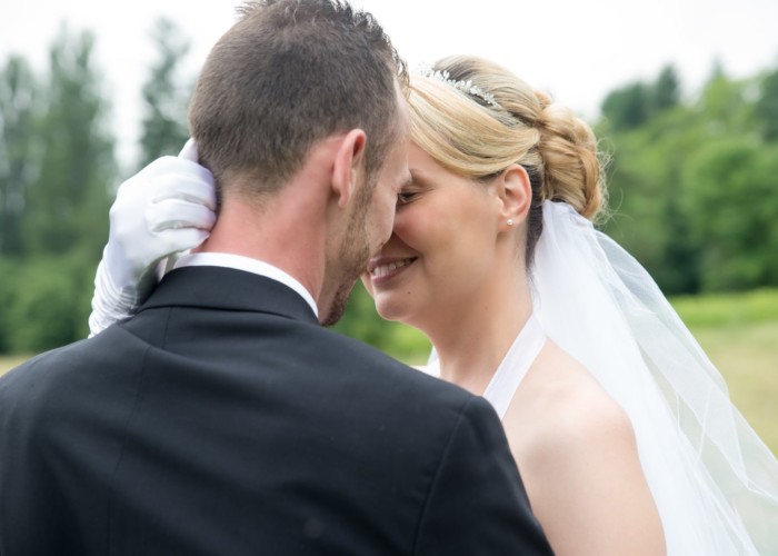 Liebevolle Umarmung ziwschen braut und bräutiger